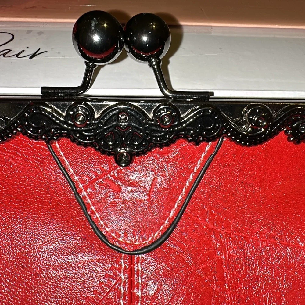 Retro style vegan leather purse with sexy kiss-lock closure. - Picture 2 of 12